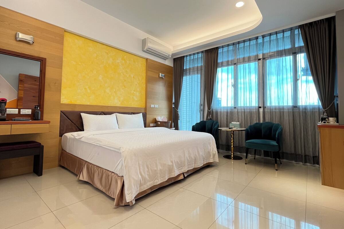 Gallery Double Room | Laptop workspace, blackout drapes, soundproofing, free WiFi