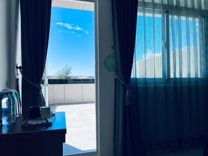Habitación Deluxe doble | Espacio para trabajar con un portátil y cortinas opacas