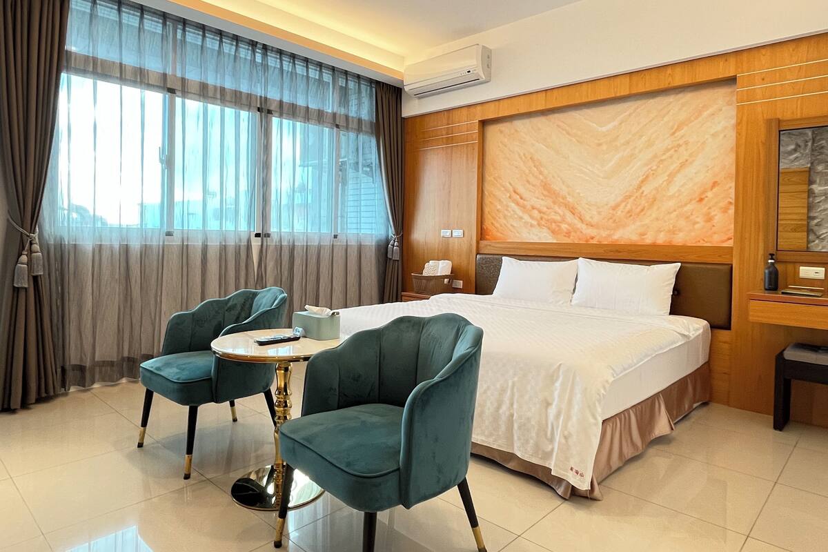 Traditional Double Room, 1 Queen Bed | Laptop workspace, blackout drapes, soundproofing, free WiFi