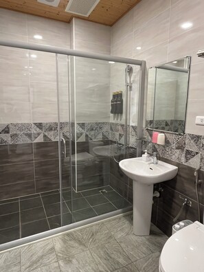Deluxe Double Room | Bathroom | Shower, rainfall showerhead, free toiletries, hair dryer - Wind Sea Hill Inn (Hengchun)