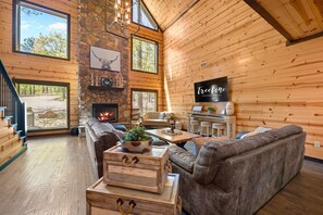 Een televisie, een open haard en boeken