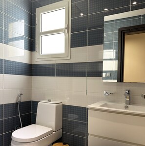 디자인 아파트, 침실 3개 | 욕실 | 샤워기/욕조 결합, 레인폴 샤워기, 목욕가운, 슬리퍼