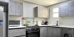 디자인 아파트, 침실 3개 | 전용 주방 | 냉장고, 전기 주전자