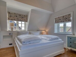 4 bedrooms, in-room safe, iron/ironing board, WiFi