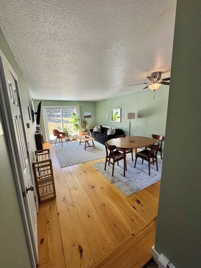 Cozy 2 Bedroom Condo! Nearby apple orchard, mountain biking, shopping, and more!