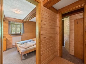 5 bedrooms, bed sheets