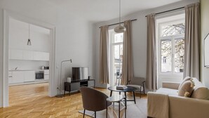 A modern apartment with a kitchen, dining area, and living room. - Cool Alsergrund 1BR, Fully Equipped, by Blueground (Vienna)