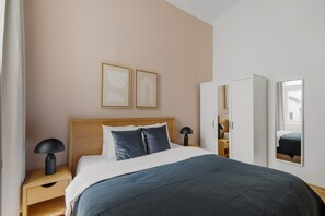 1 habitación, tabla de planchar con plancha, wifi y ropa de cama 
