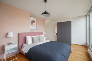 2 habitaciones, tabla de planchar con plancha, wifi y ropa de cama 