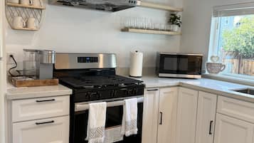 Frigorífico, microondas, horno y licuadora