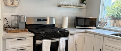 Refrigerador, microondas, horno y licuadora