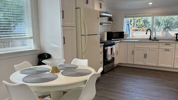 Een koelkast, een magnetron, een oven, een blender