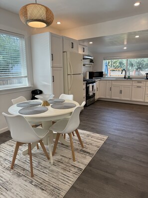 Kjøleskap, mikrobølgeovn, ovn og hurtigmikser