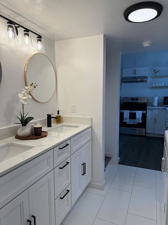 Fridge, microwave, oven, blender. Newly renovated home walkable to Downtown/Restaurants/Park