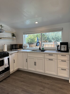 Kjøleskap, mikrobølgeovn, ovn og hurtigmikser