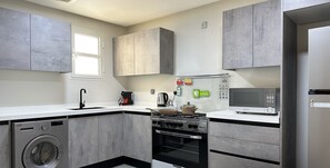 디자인 아파트, 침실 3개 | 전용 주방 | 냉장고, 전자레인지, 오븐, 전기 주전자