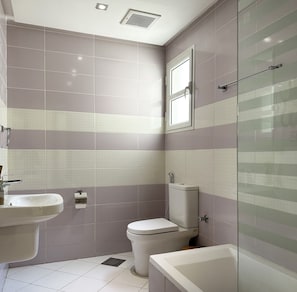 디자인 아파트, 침실 3개 | 욕실 | 무료 세면용품, 헤어드라이어, 목욕가운, 슬리퍼