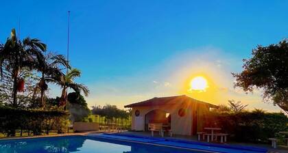 Casa Ampla com Varanda, Piscina, Vista Panorâmica por do Sol, Natureza!