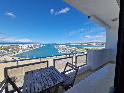  Full sea view apartment located opposite Marina Bay.