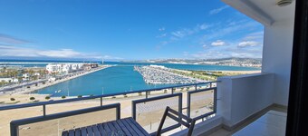  Full sea view apartment located opposite Marina Bay.