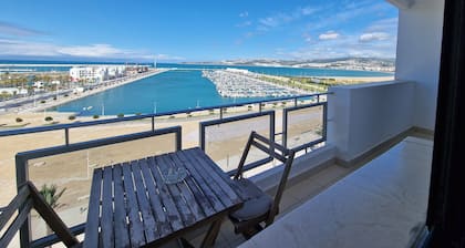 Full sea view apartment located opposite Marina Bay.