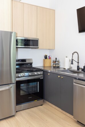 Réfrigérateur, micro-ondes, four, plaque de cuisson