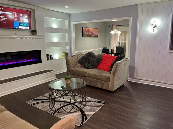 Älytelevisio, takka, kirjoja