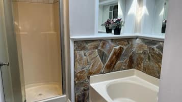 Douche, sĂšche-cheveux, serviettes fournies, savon