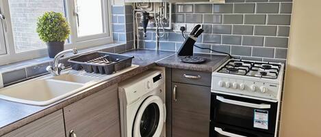 Kylskåp, mikrovågsugn, ugn och spishäll