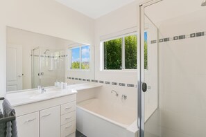 Bruser, hårtørrer, håndklæder