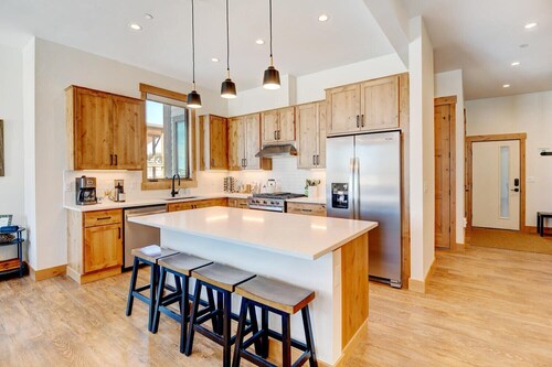 Grand Park Condo E-201 I Private Hot Tub I Great Views I Discounted Attractions