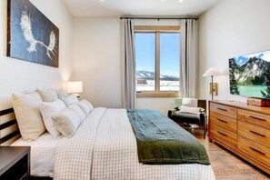 2 bedrooms, iron/ironing board, travel cot, free WiFi - Grand Park Condo E201 I Private Hot Tub I Great Views I Discounted Attractions (Fraser)