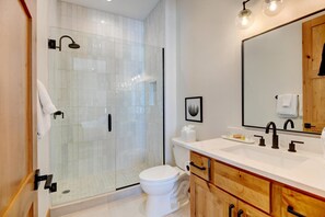 Shower, hair dryer, towels - Grand Park Condo E201 I Private Hot Tub I Great Views I Discounted Attractions (Fraser)