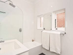 Hair dryer, towels, soap, shampoo - Unique apartment in old building with fans & heating (Bondi Junction)