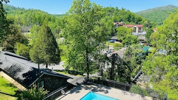 Alberca al aire libre y alberca climatizada