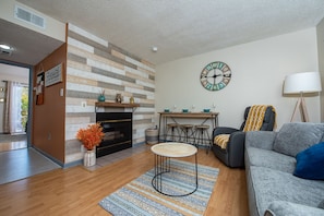 Smart TV, fireplace - Rustic Cottage Style 10 min walking to Downtown Gatlinburg (Gatlinburg)