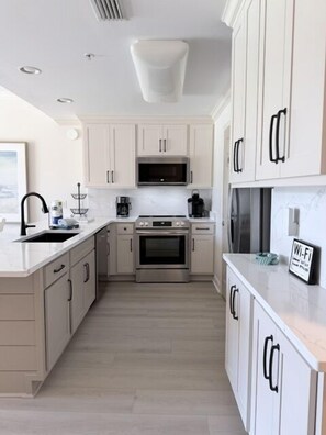 Réfrigérateur, micro-ondes, four, plaque de cuisson