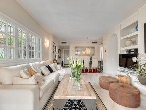 Een televisie en een open haard