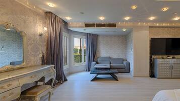5 bedrooms, individually furnished, bed sheets