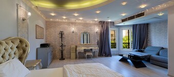 villa In Beverly Hills with pool