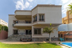 Exterior - villa In Beverly Hills with pool (Sheikh Zayed City)
