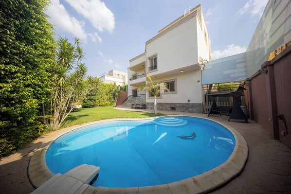 Private pool - villa In Beverly Hills with pool (Sheikh Zayed City)