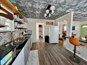 Refrigerador, microondas, horno, placa de cocina