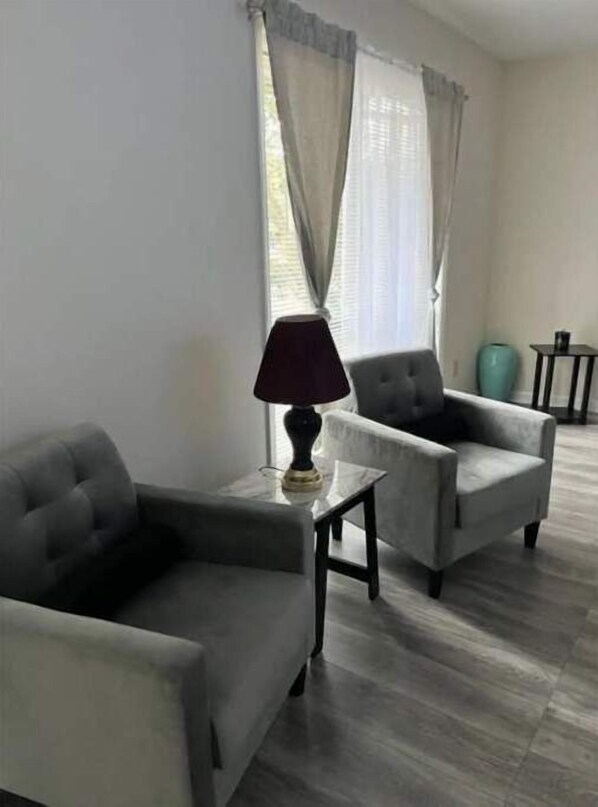 Offices - Centrally located Spacious Getaway home (RIVERDALE)