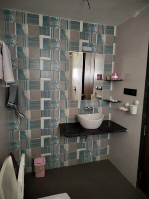 Ducha, secador de pelo, bidet, toallas