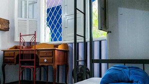 Habitación cuádruple básica, solo para mujeres, baño compartido | Ropa de cama hipoalergénica, edredones de plumas, wifi gratis