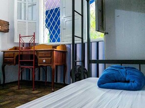 Kamar Quadruple Basic, hanya perempuan, kamar mandi umum | Seprai antialergi, selimut bulu angsa, dan Wi-Fi gratis