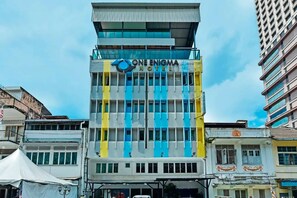 Vista frontal de la propiedad