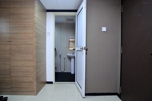 高級客房 | 浴室 | 淋浴設備、雨淋花灑、提供毛巾