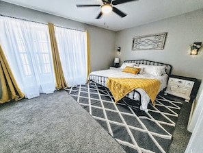 3 bedrooms, desk, iron/ironing board, travel crib - Texas Sunshine Oasis WACO/Silos/Baylor: Pool, Piano, PingPong, Pets on 1/2 acre (Hewitt)